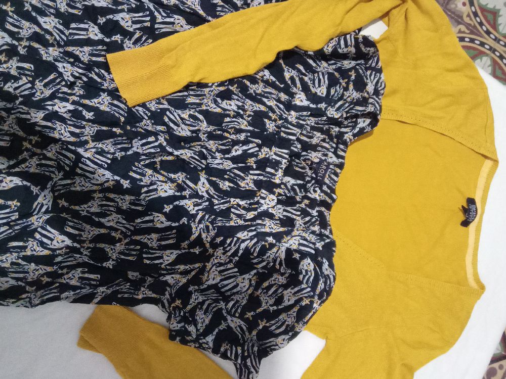 Set gilet légère de couleur jaune moutarde avec Blouse demi-manches avec impression girafes