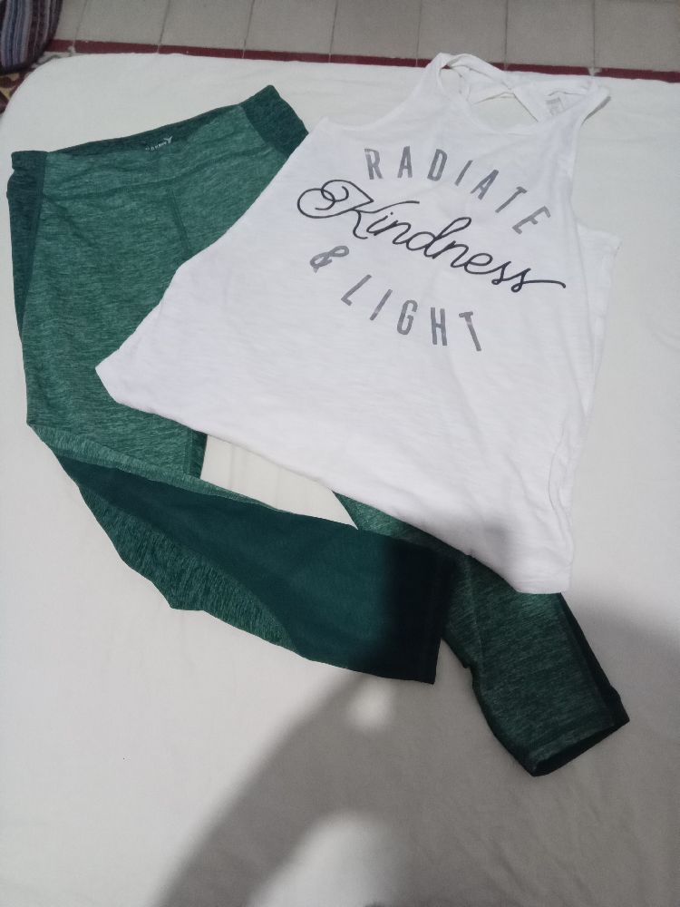 Ensemble de sport leggings transparent au niveau des mollets avec t-shirt amples 