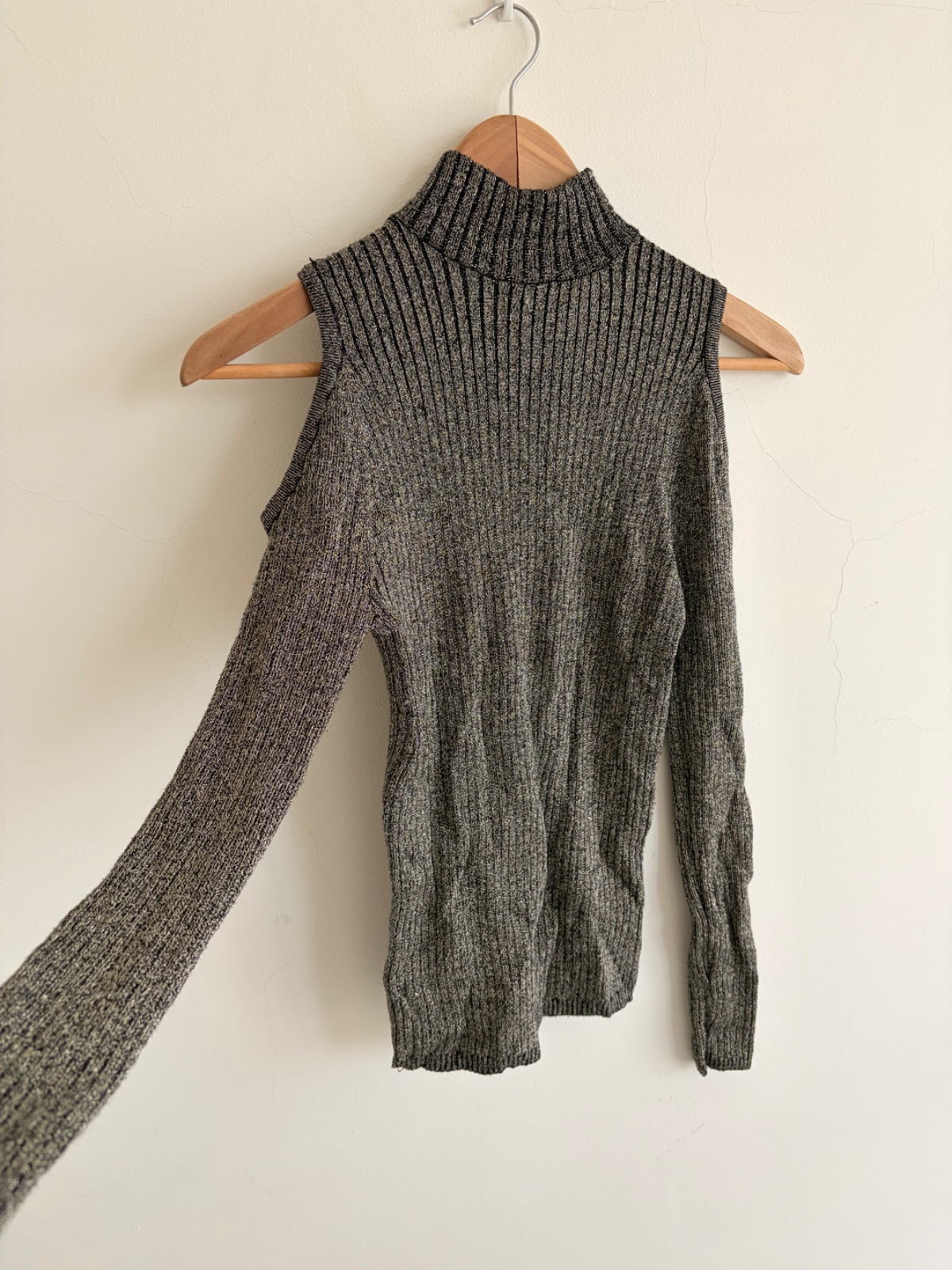 Pull / Top côtédé col montant à épaules découpées Atmosphere (Marque : Atmosphere | Taille : EUR 40 / UK 12 / USA 8 / IT 44 | Modèle maille côtelée bicolore noir et blanc/argenté avec ouvertures aux épaules - Cold Shoulder)