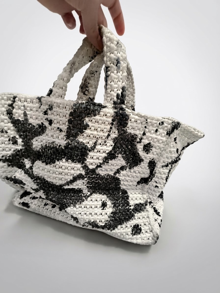 Sac en tricot jacquard lavable motif palmiers noirs et blancs, anses tricotées et doublure beige avec poche zippée