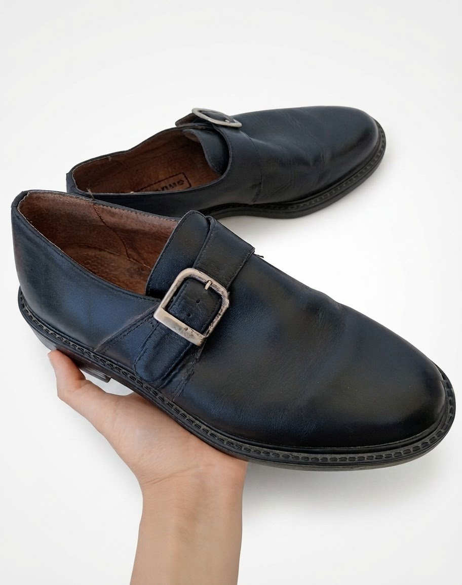 Des chaussures à boucle en cuir 