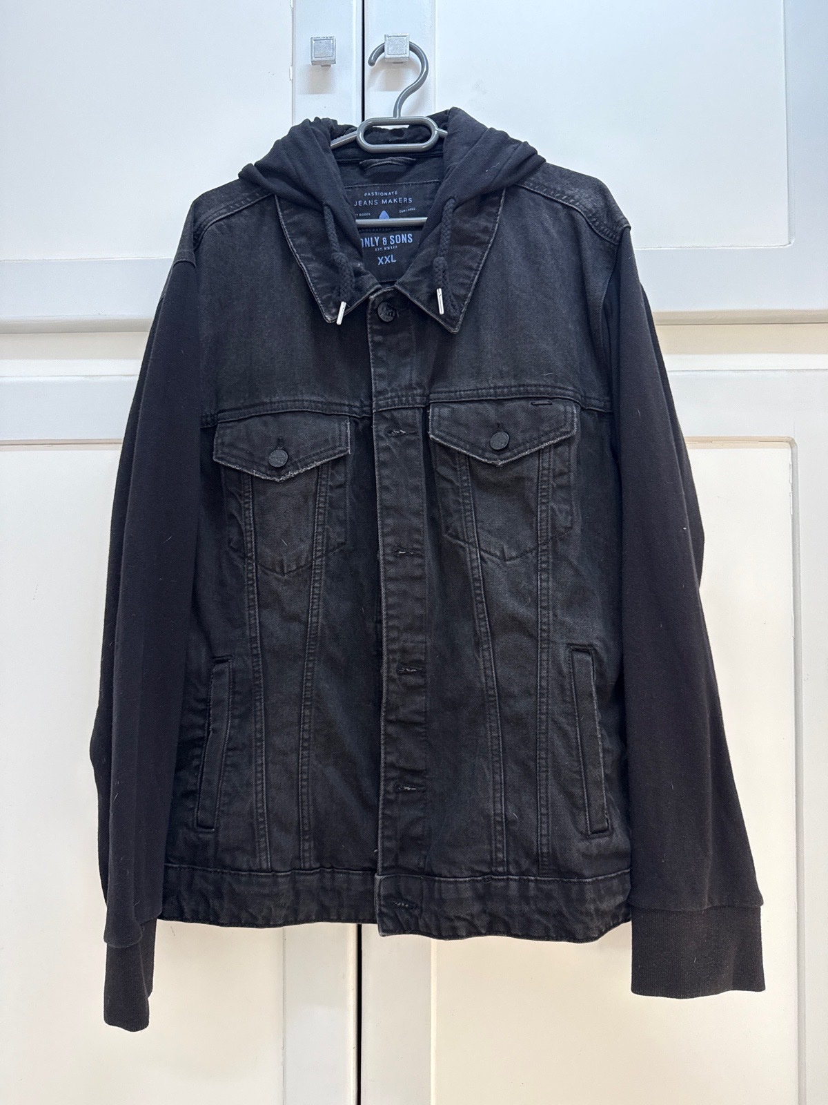Veste en jean noir avec capuche