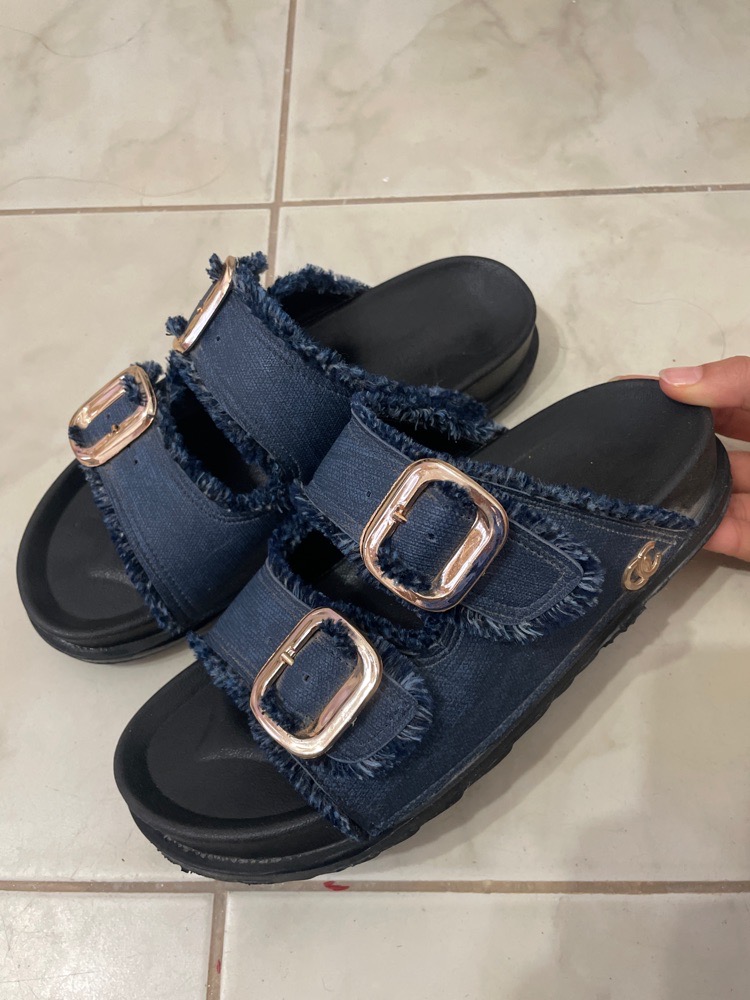 Claquettes jean tres bonne etat 