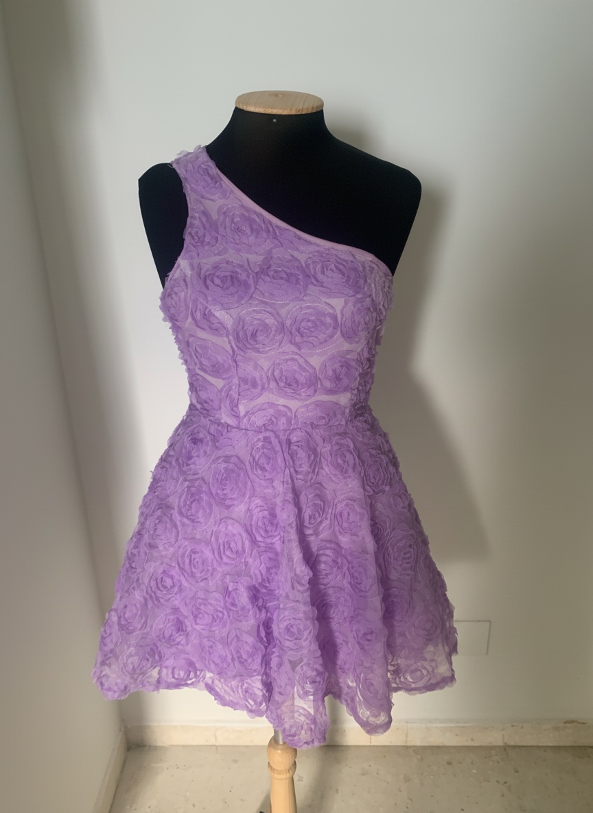 Robe lilas avec des fleurs en relief