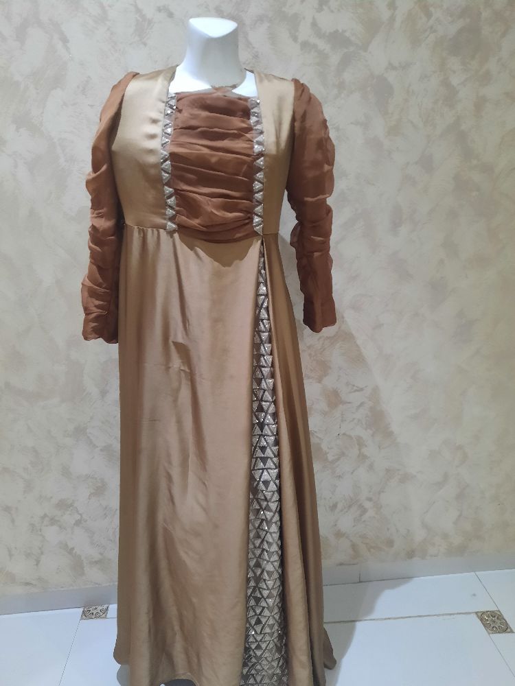 Robe beige bronzatre 