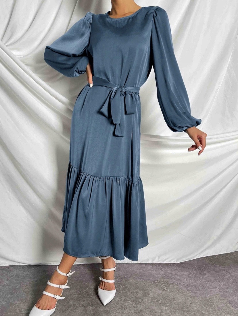Magnifique robe longue au style très élégant et raffiné.