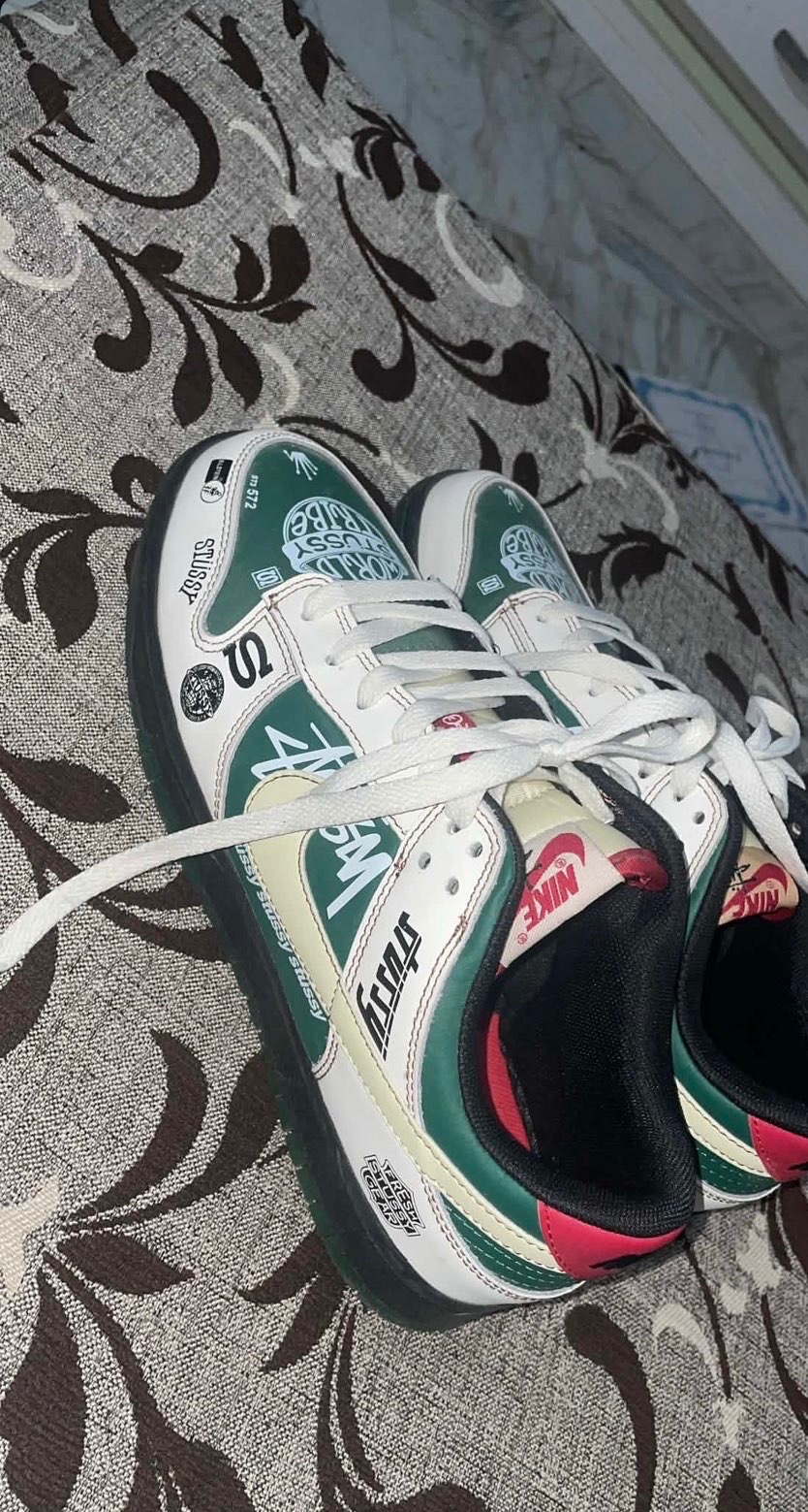 À vendre 👟🔥  Baskets style streetwear Nike x Stüssy, couleur blanc, vert et rouge ❤️💚🤍  Design original et look tendance, parfaites pour les tenues streetwear