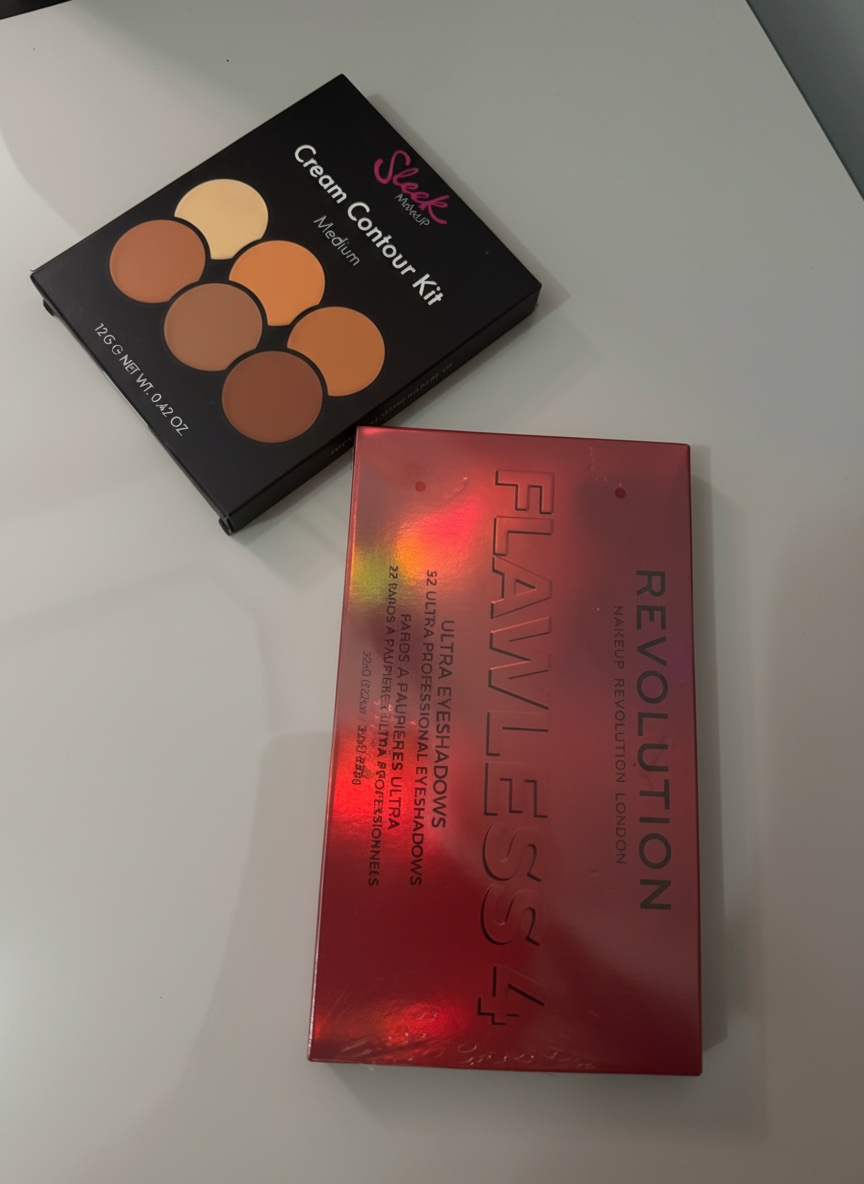 Deux palettes jamais utilisées ( jamais ouverte aussi!) contour kit +revolution flawless 4 ❤️