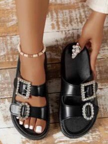 Sandalles avec strass neuf 