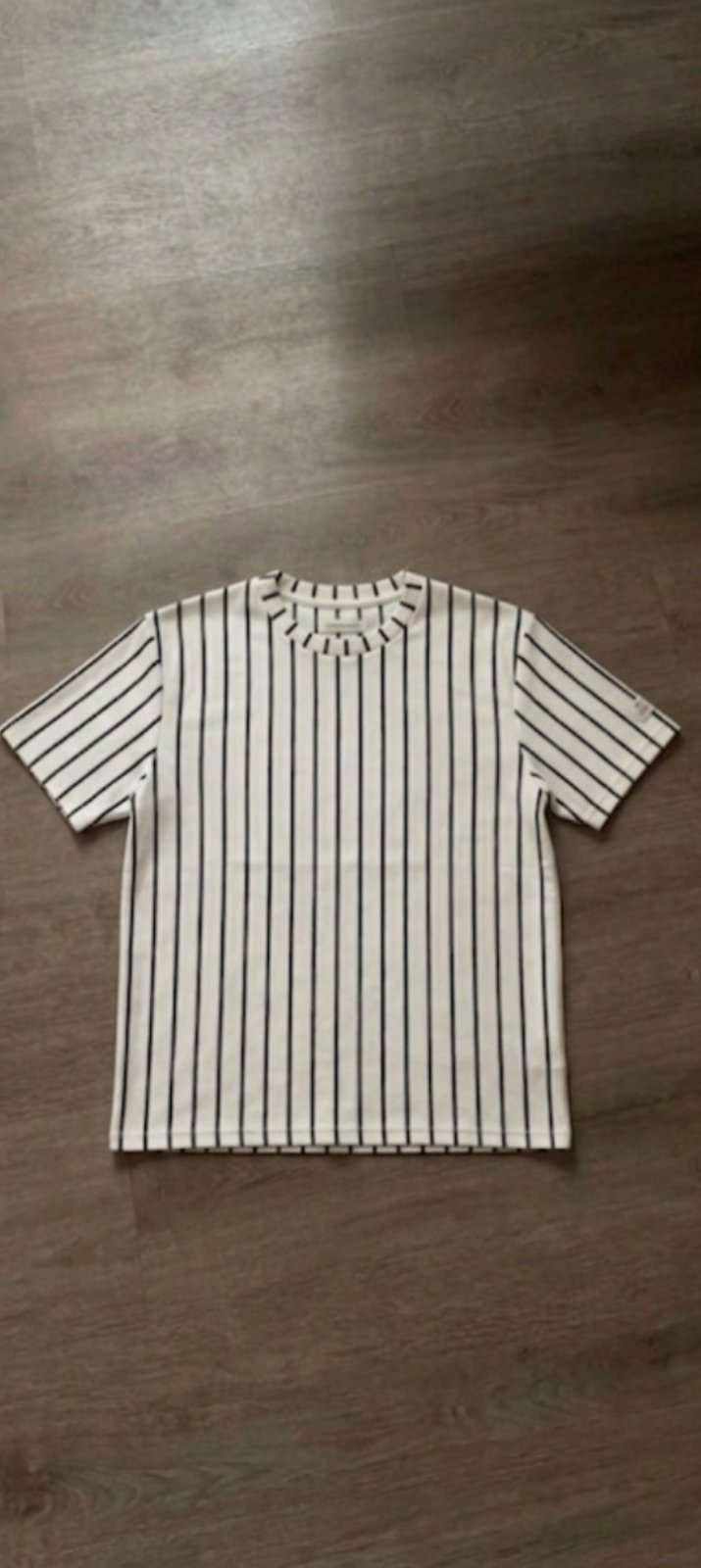 T-shirt blanc à rayures noires