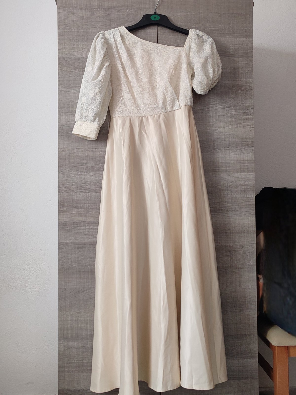 Robe longue beige elegante en dentelle