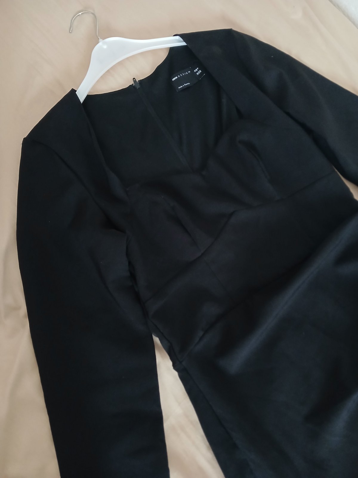 Robe noire élégante à manches longues