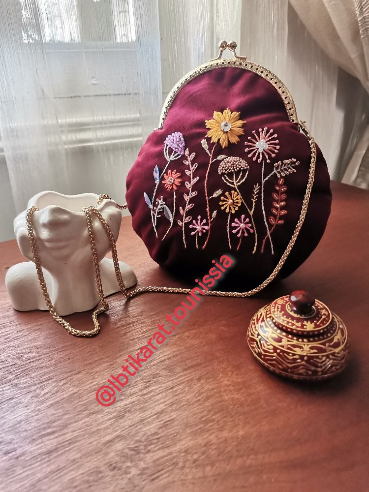 Sac brodé à la main 