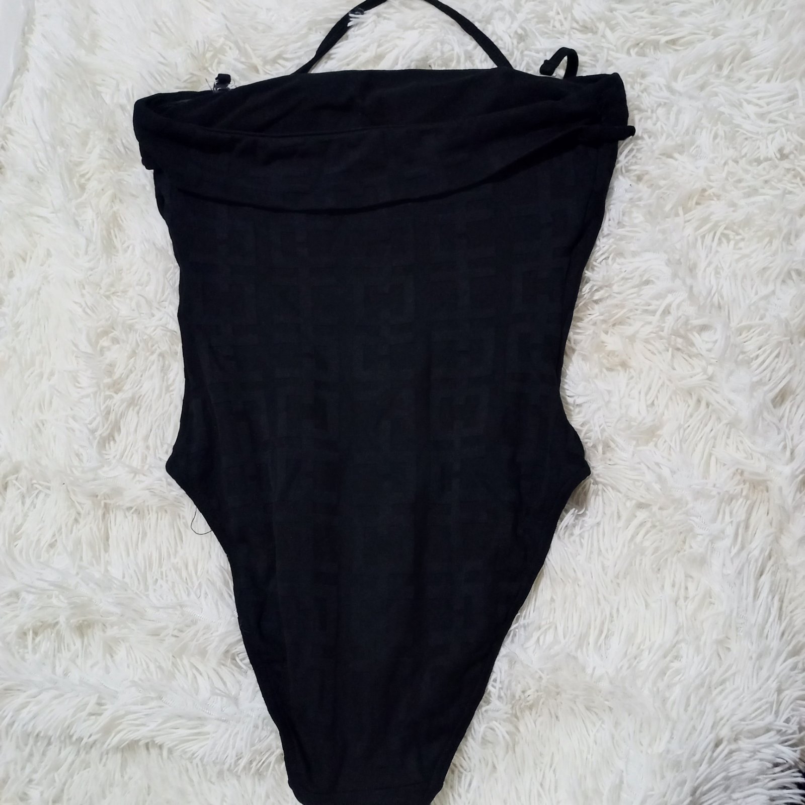 Maillot noir avec motif discret