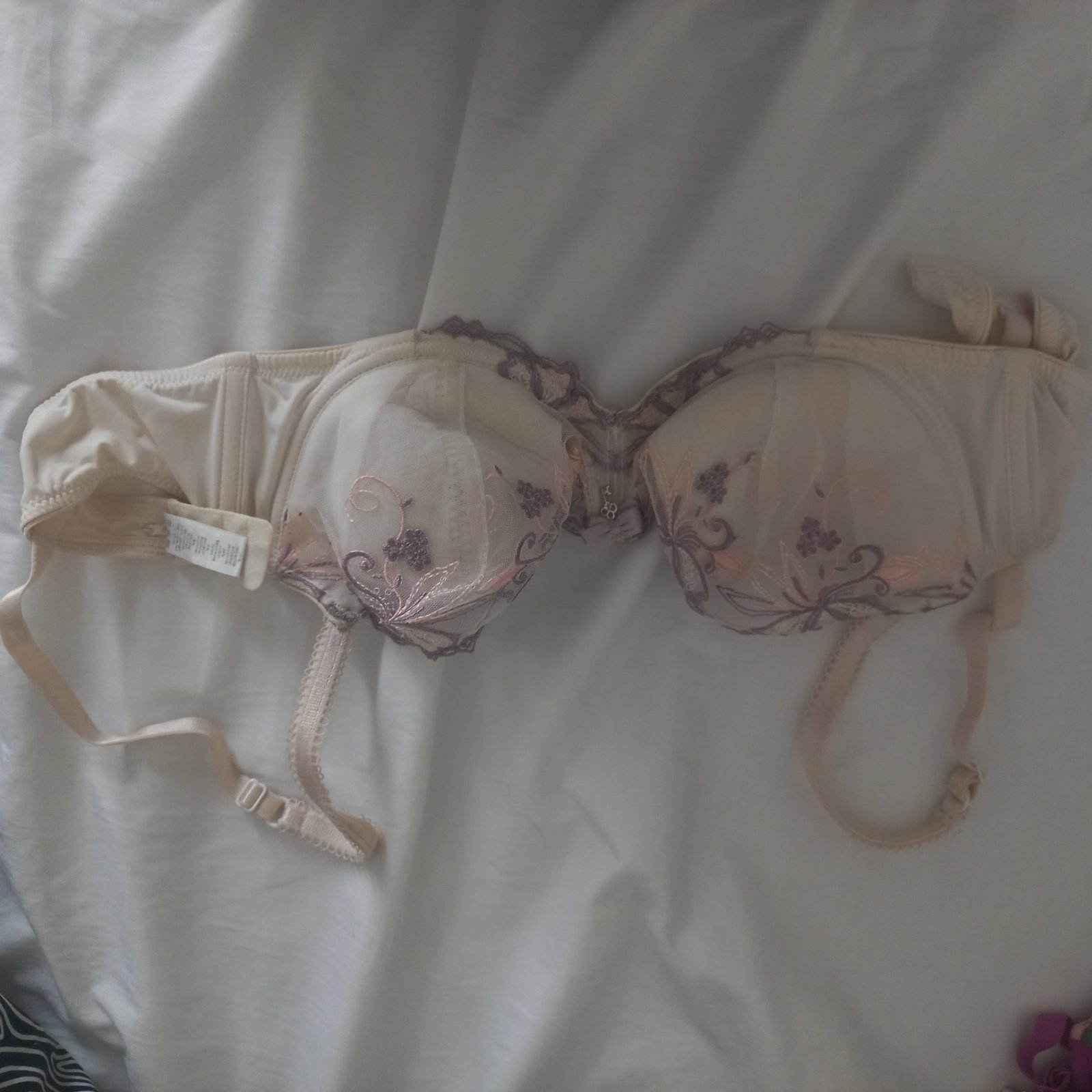 Soutien gorge blanc cassé avec fleurs rose et violet paster