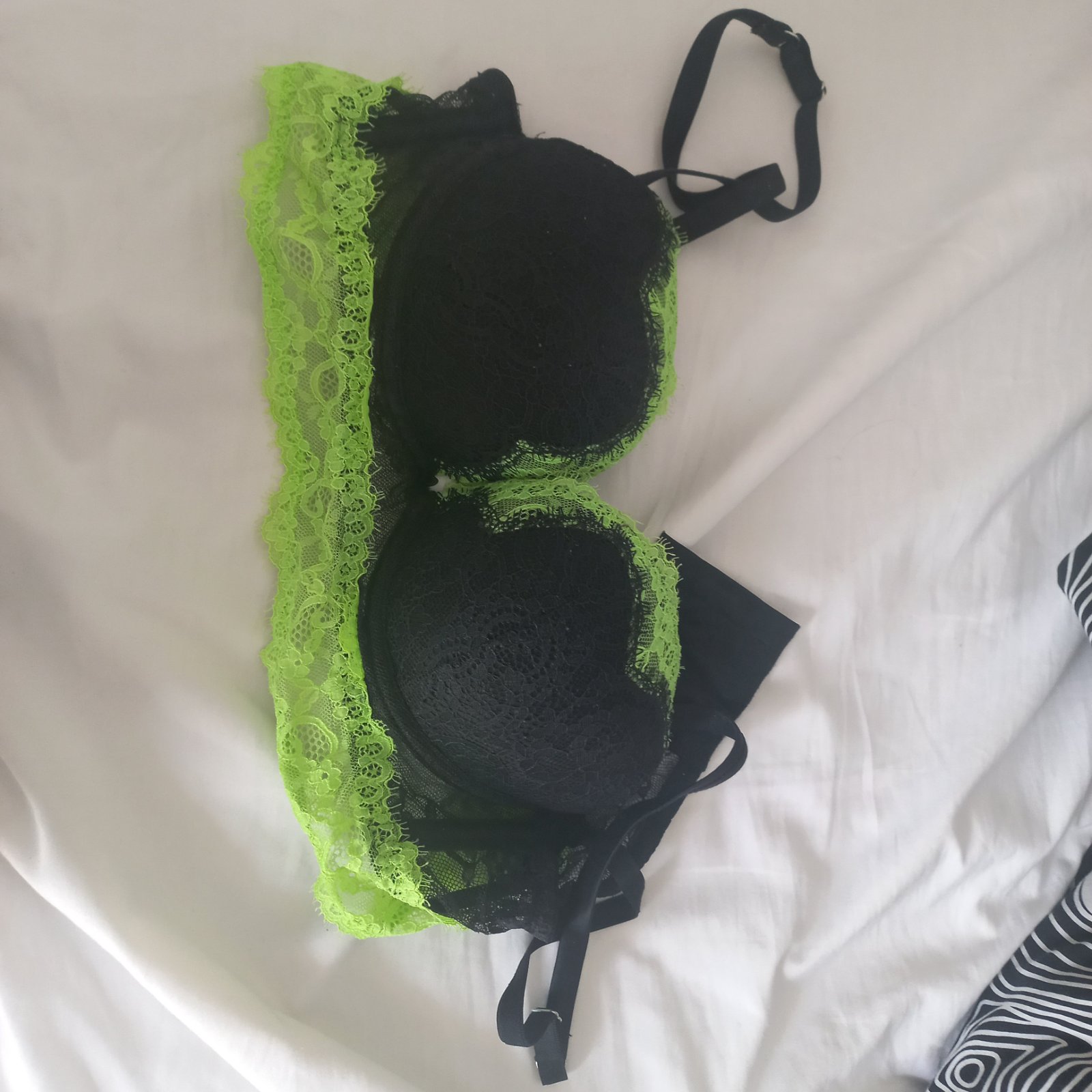 Soutien gorge avec détails dentelle fluo