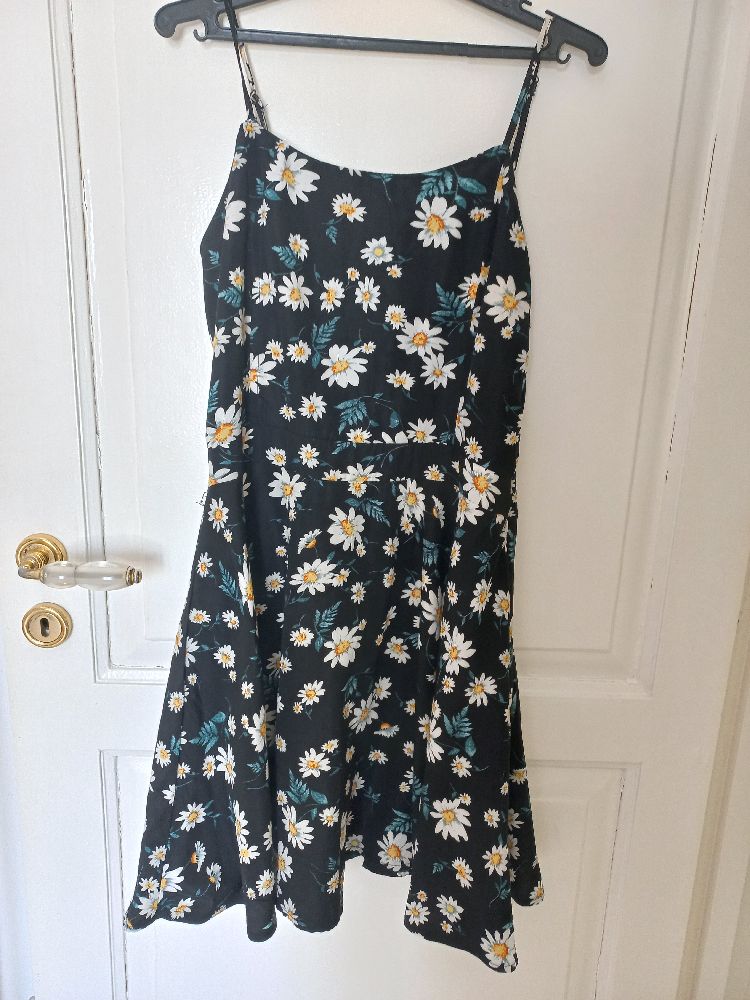 Robe noire fleurie
