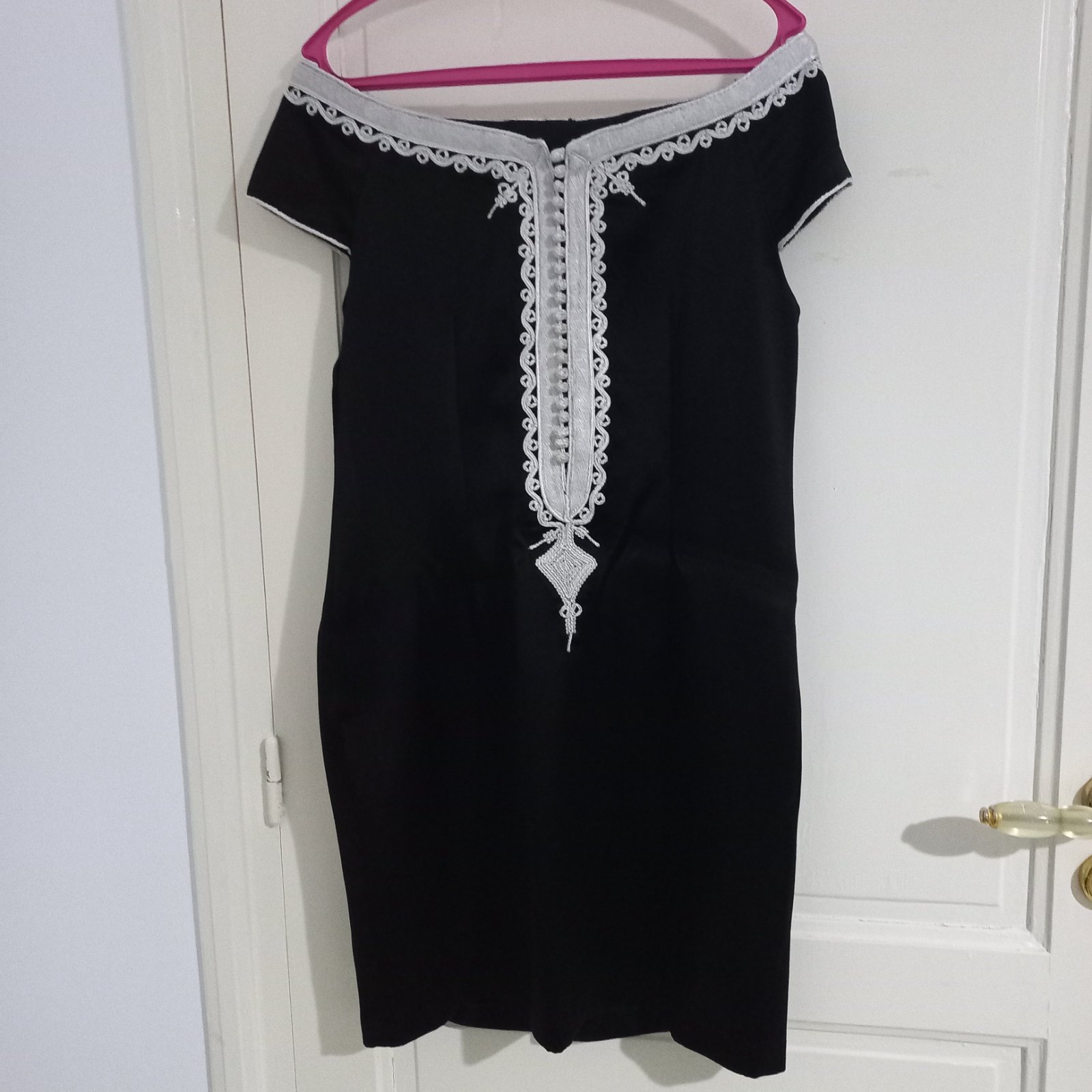 Robe traditionnelle noire et argentée