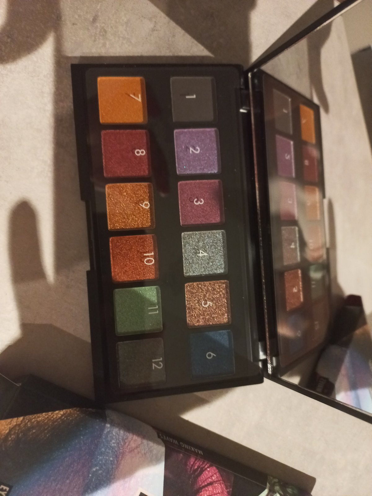 Palette de maquillage (toutes les couleurs sont irisées)