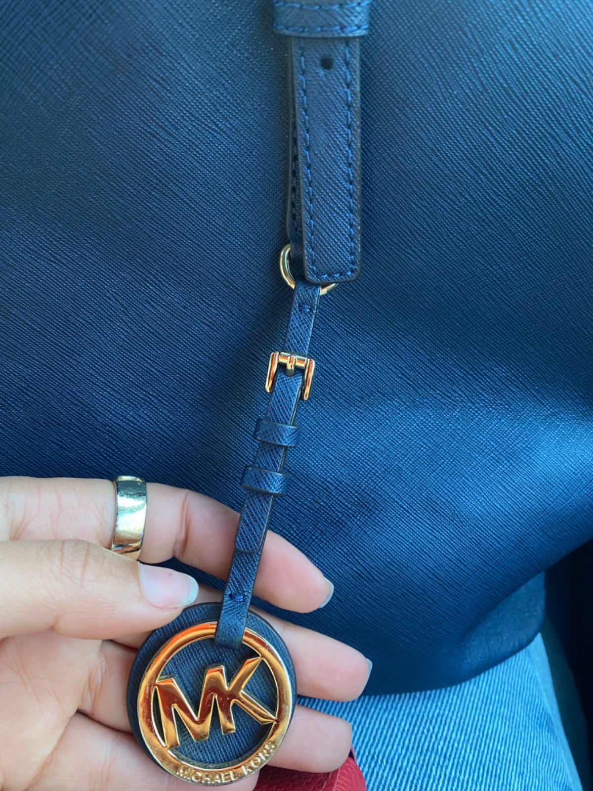 Sac est un MICHAEL Michael Kors Jet Set Travel en cuir saffiano bleu