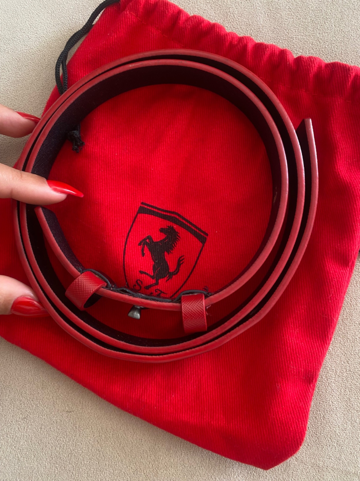 Ceintures en cuir de la marque Ferrari. 