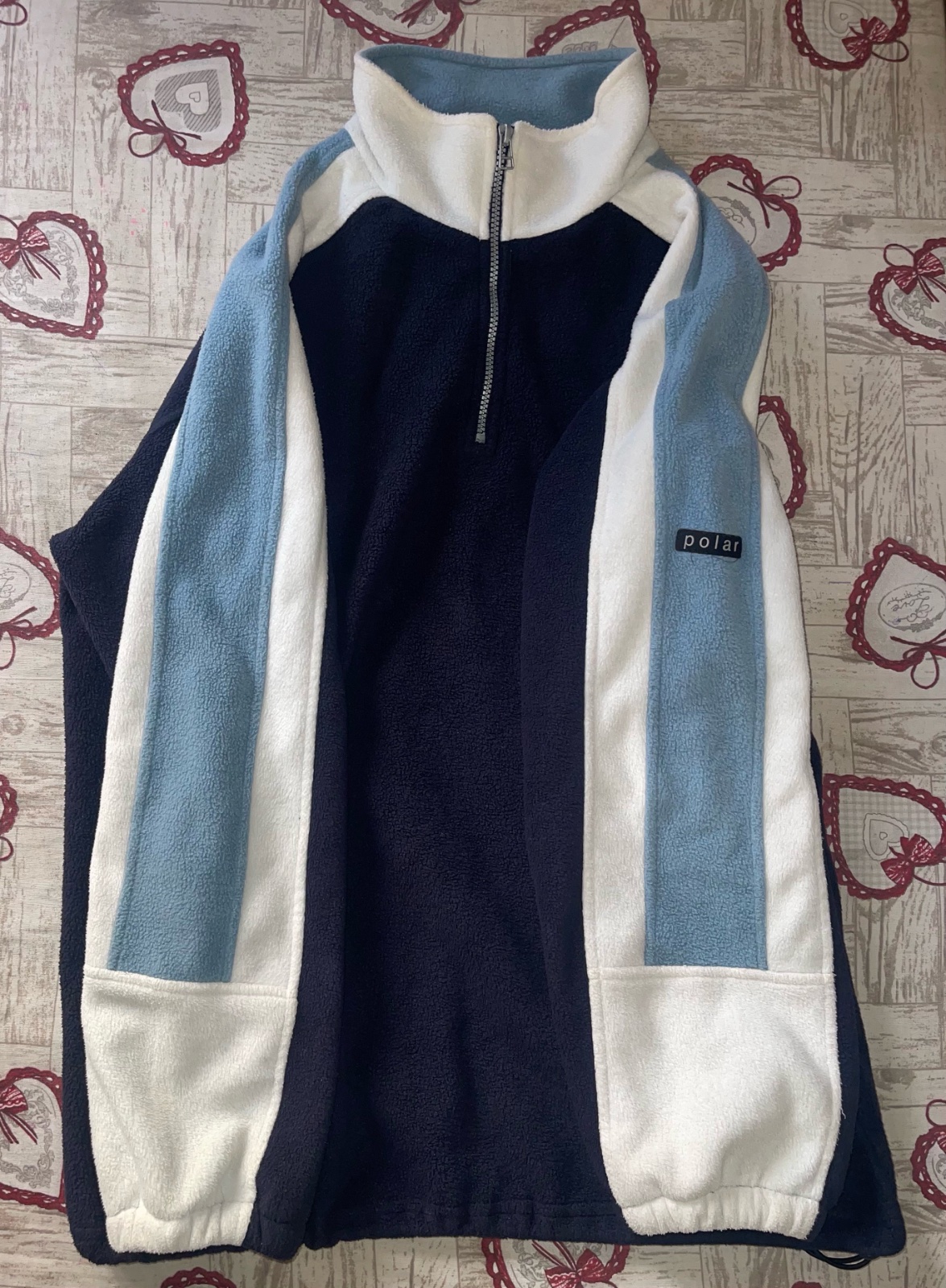 Pull zip taille L avec de belles couleurs 