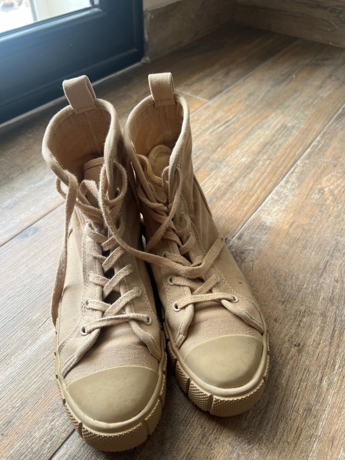Zara pointure 38 presque neufs de couleur beige