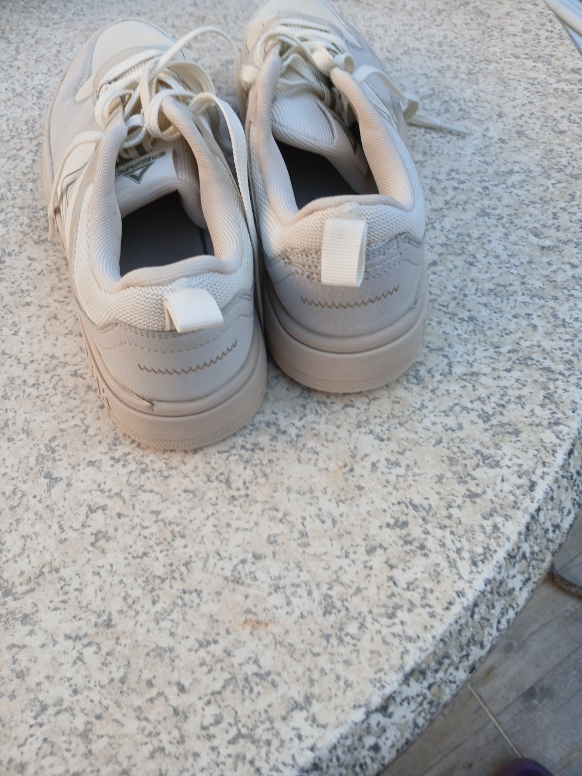 Je vends ce basket couleur grége de la marque peek