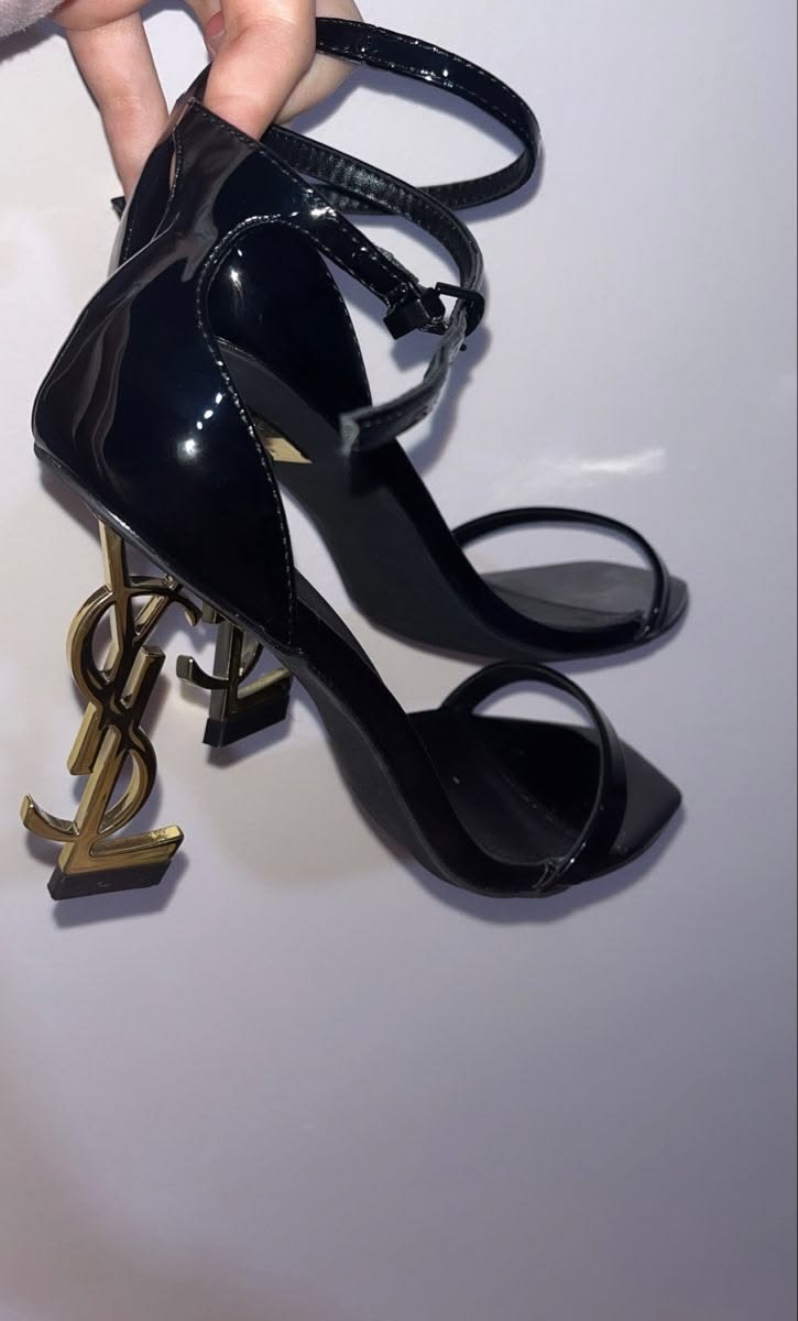 صندل سان لوران أوبيوم الأسود اللامع بكعب ذهبي أيقوني ن YSL 