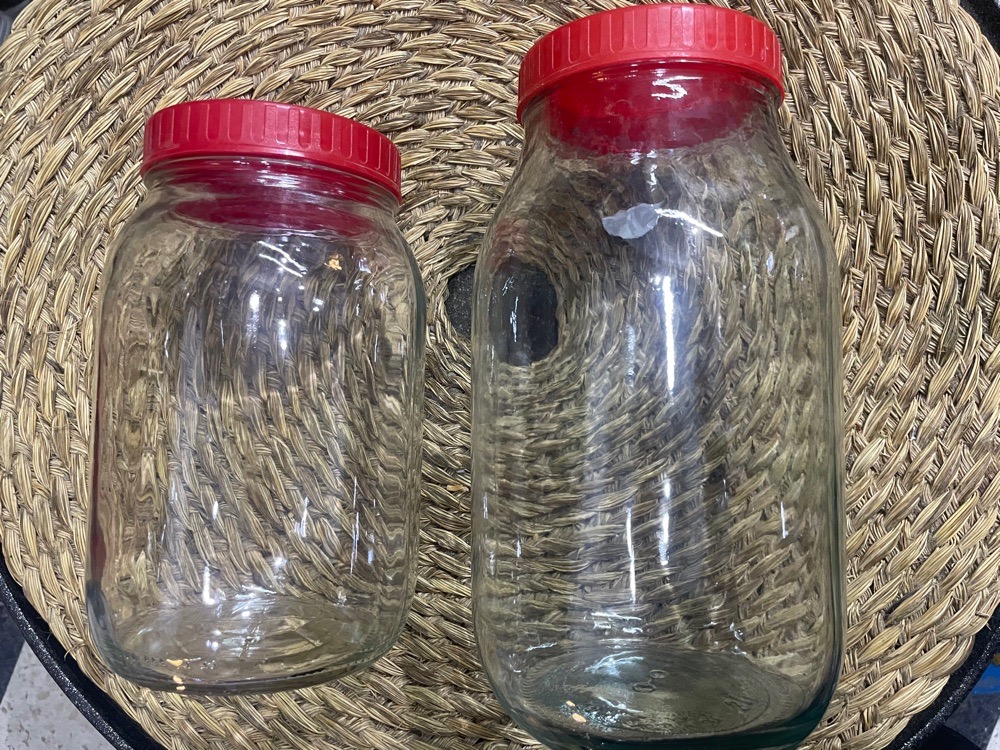 2 boites de concervation 3L et l'autre 4 L