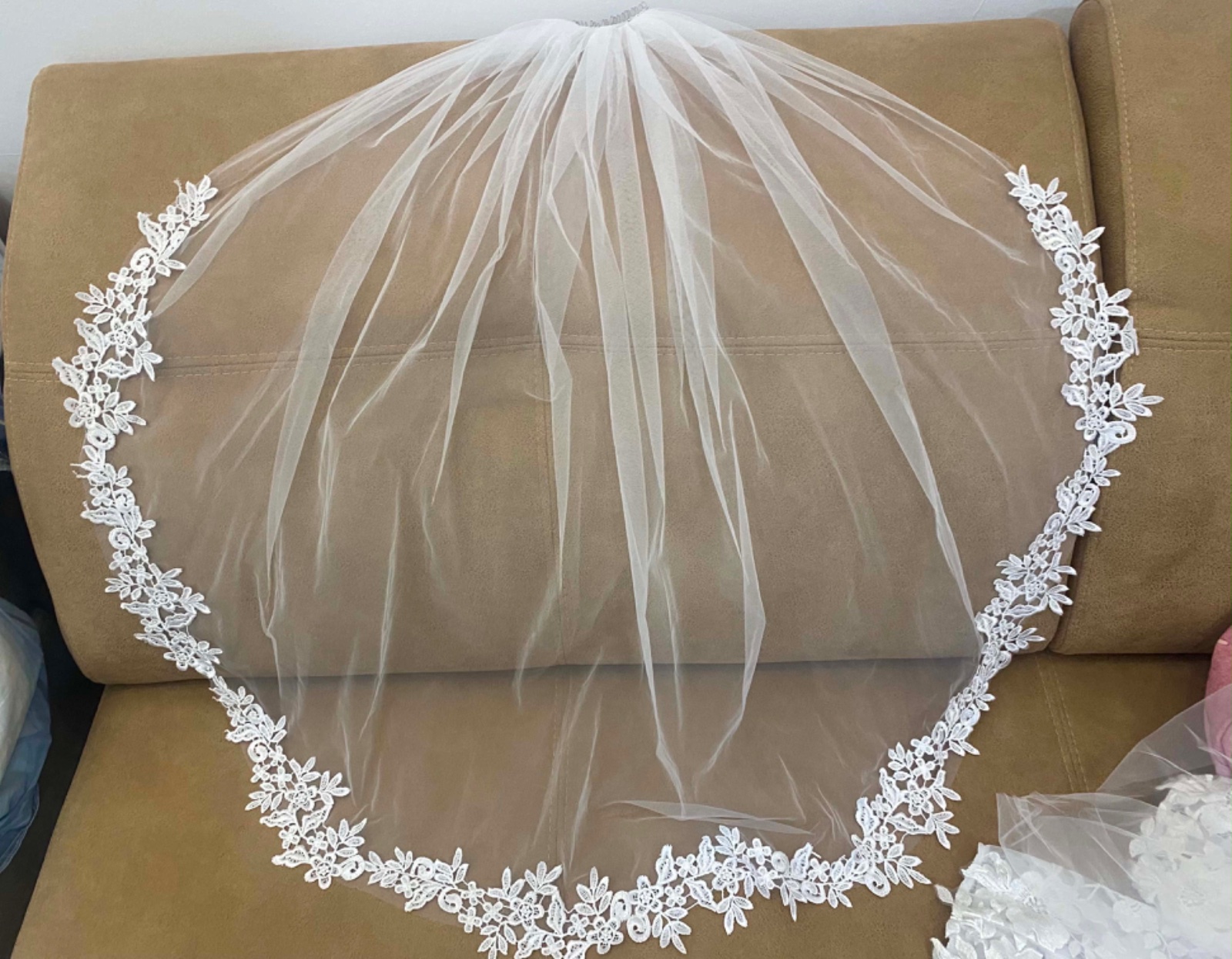 Voile de mariée en dentelle florale.