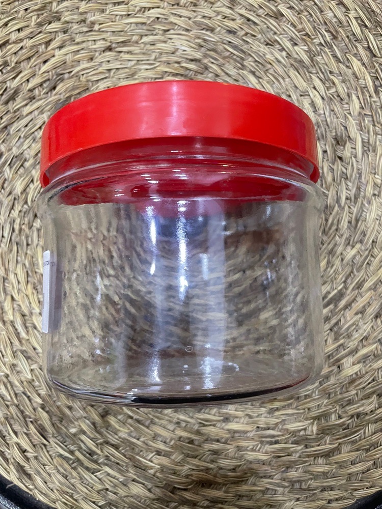 Pot de concervation rouge 