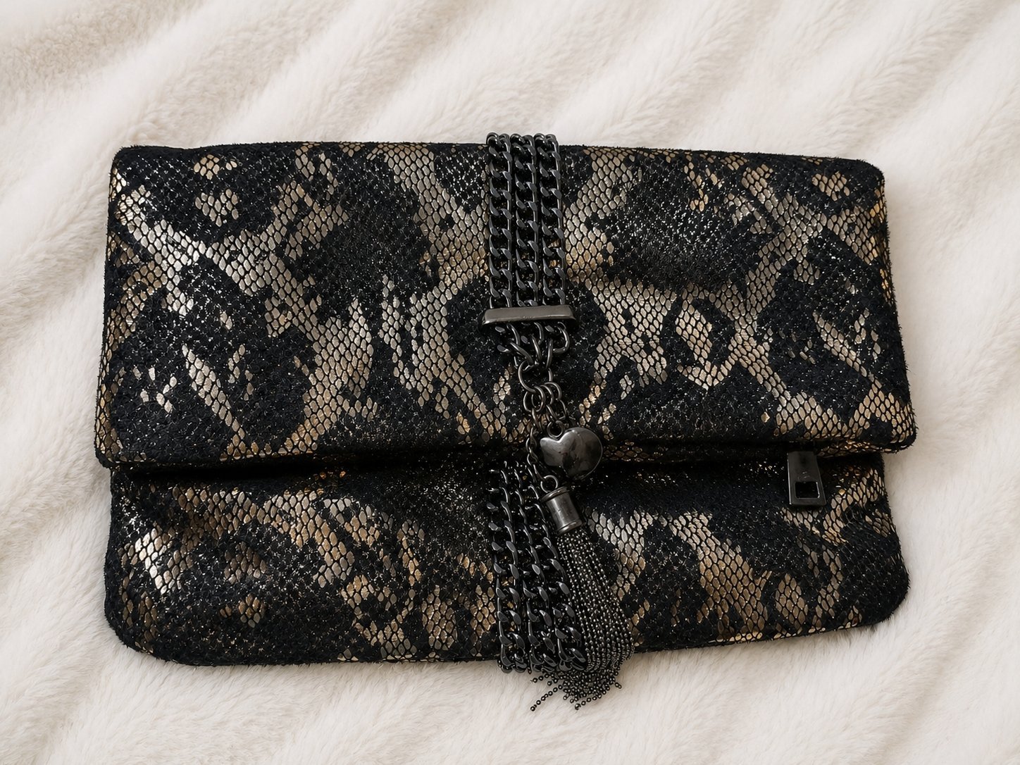 Sac à main effet python noir et doré avec chaîne