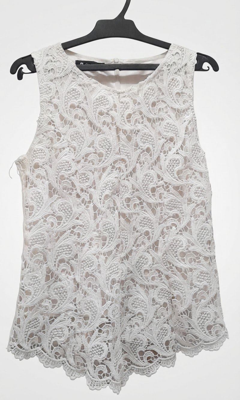 Pull style chemise en blanc avec broderie 