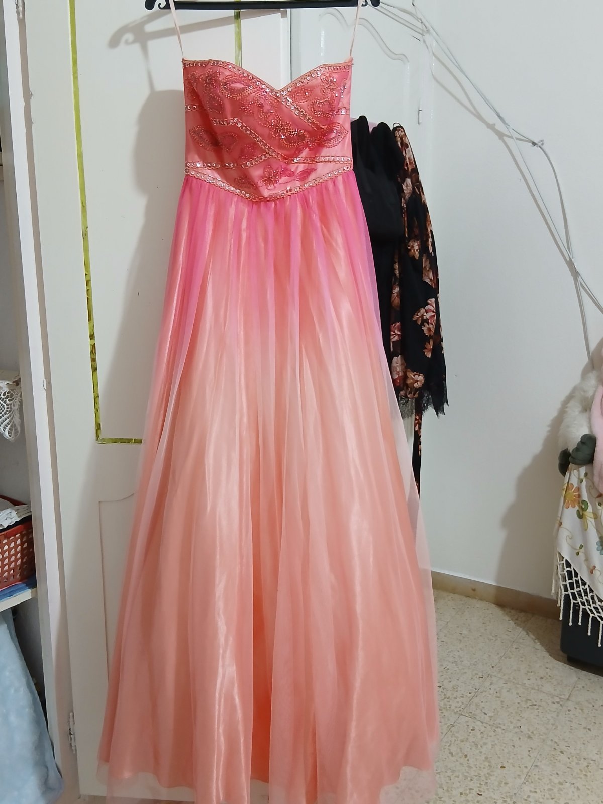 Robe de soirée longue rose corail avec strass