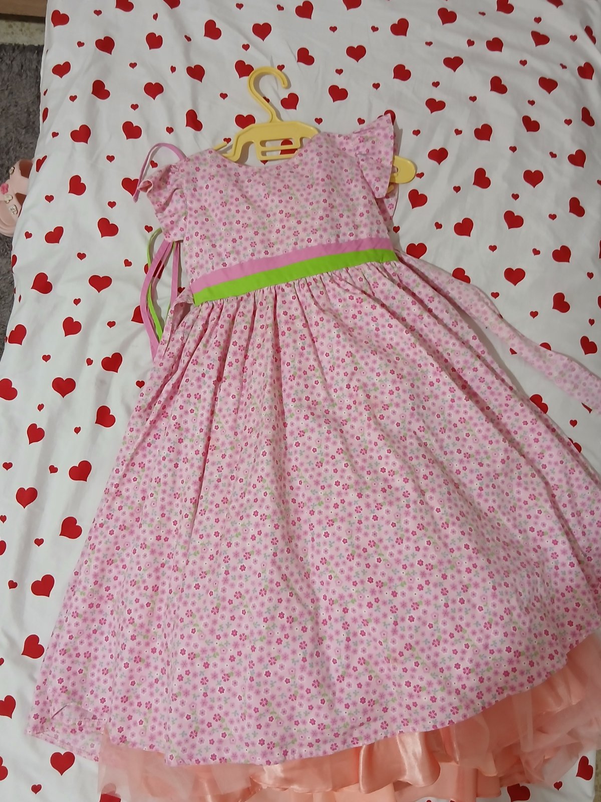 Robe rose à fleurs et bande verte