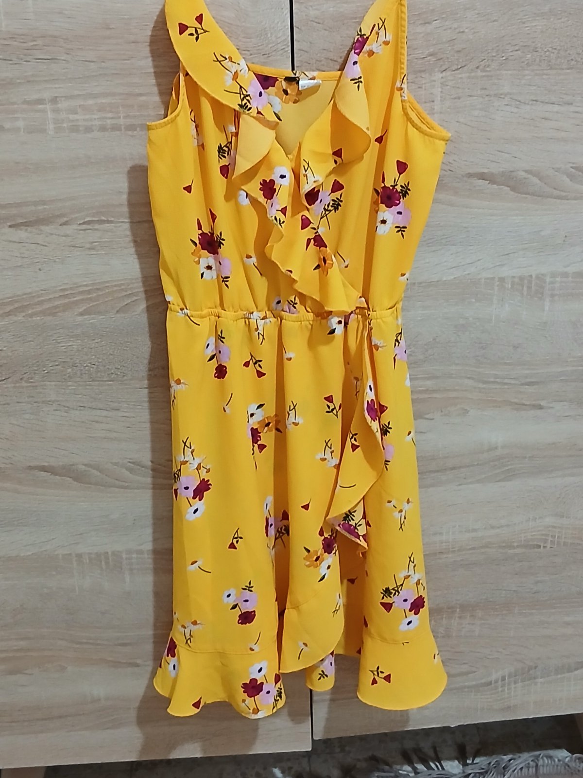 Robe d'été jaune à fleurs avec volants