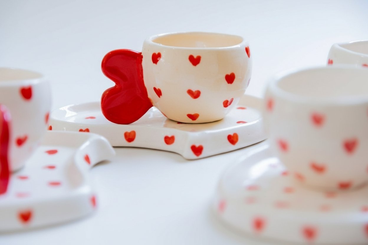 Tasse et sous-tasse en céramique émaillée avec design cœur 