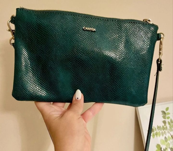 Sac à bandoulière ou crossbody en texture croco et couleur cyprès profond. Il comprend également une petite poignée supplémentaire qui peut également être utilisée comme pochette.