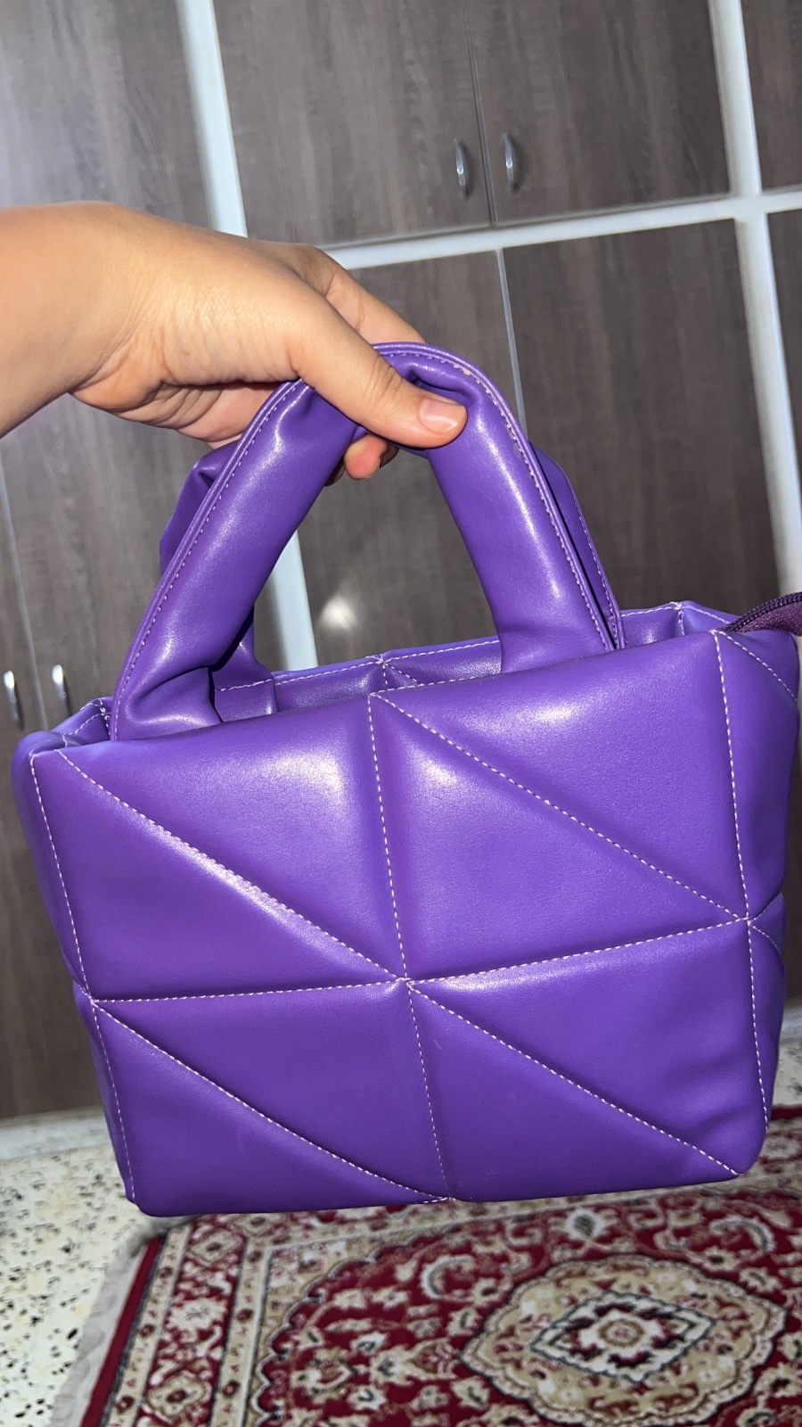 Sac à main violet effet cuir matelassé