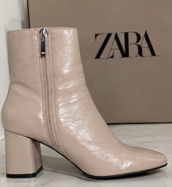 « Bottines Zara à talon carré – effet verni beige/taupe