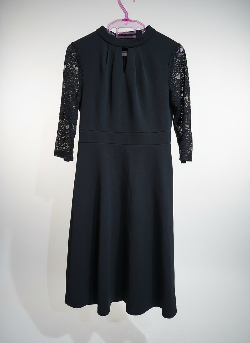 Robe noire élégante avec manches en dentelle 