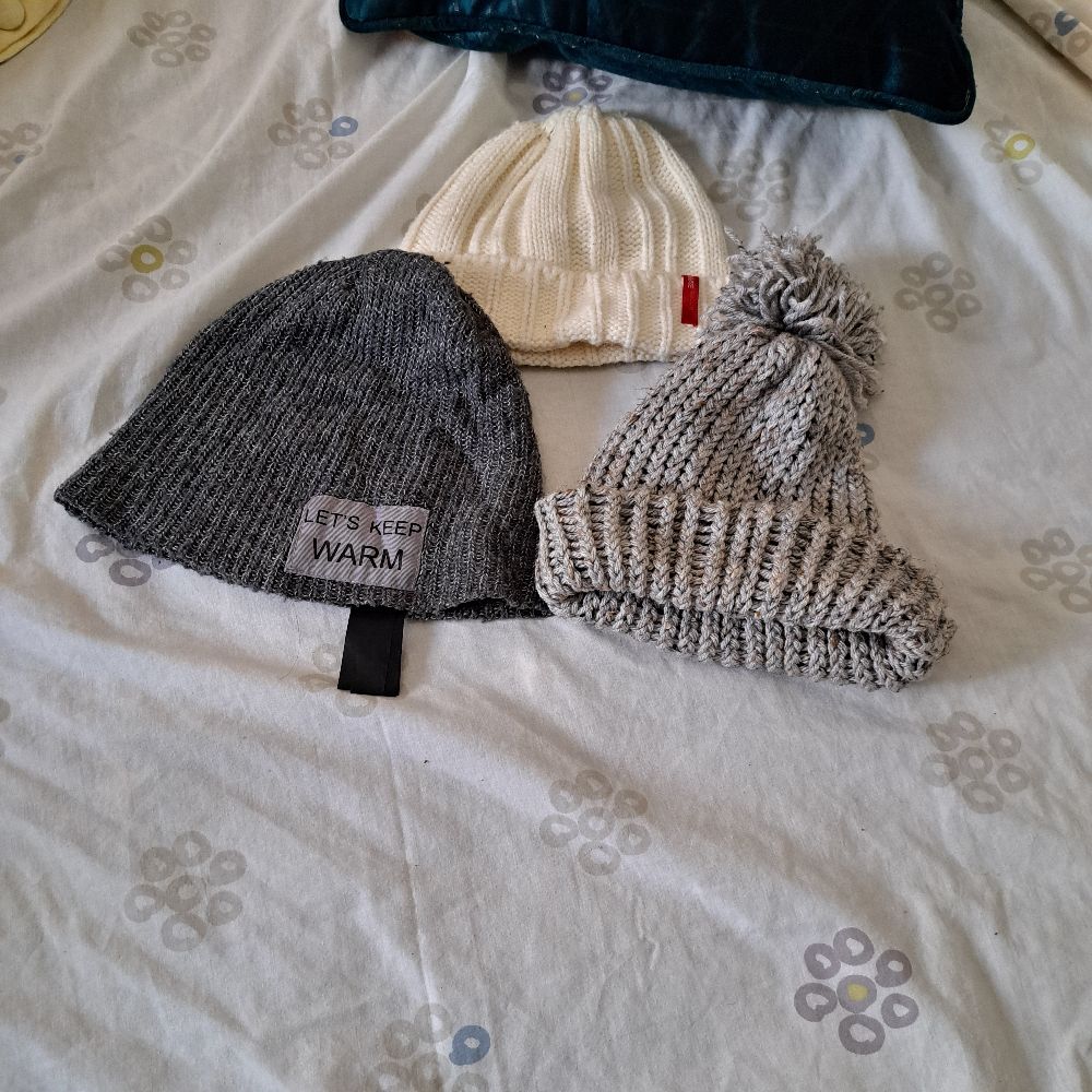 Trois  bonnets 