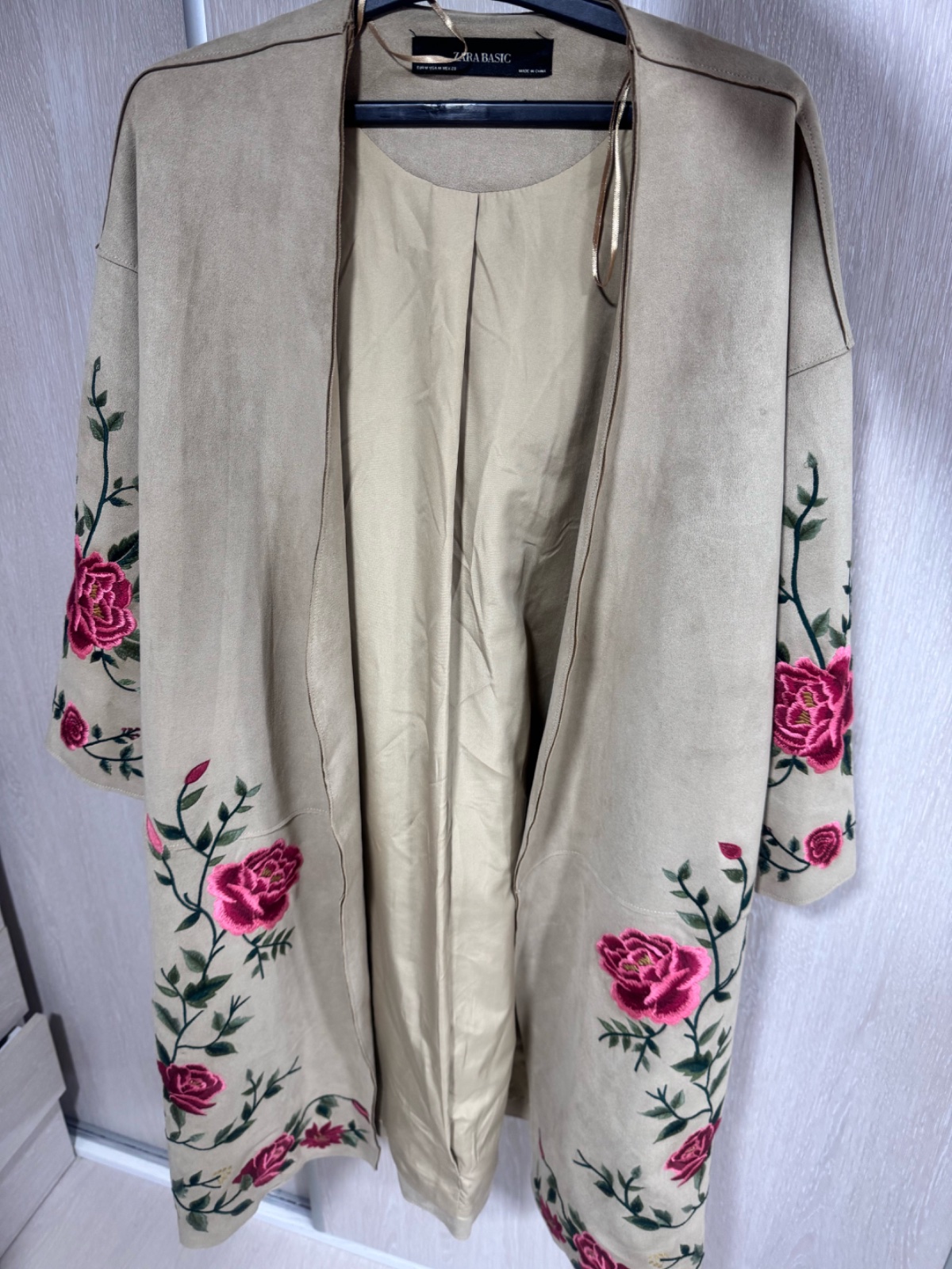 Kimono Zara beige à broderies florales