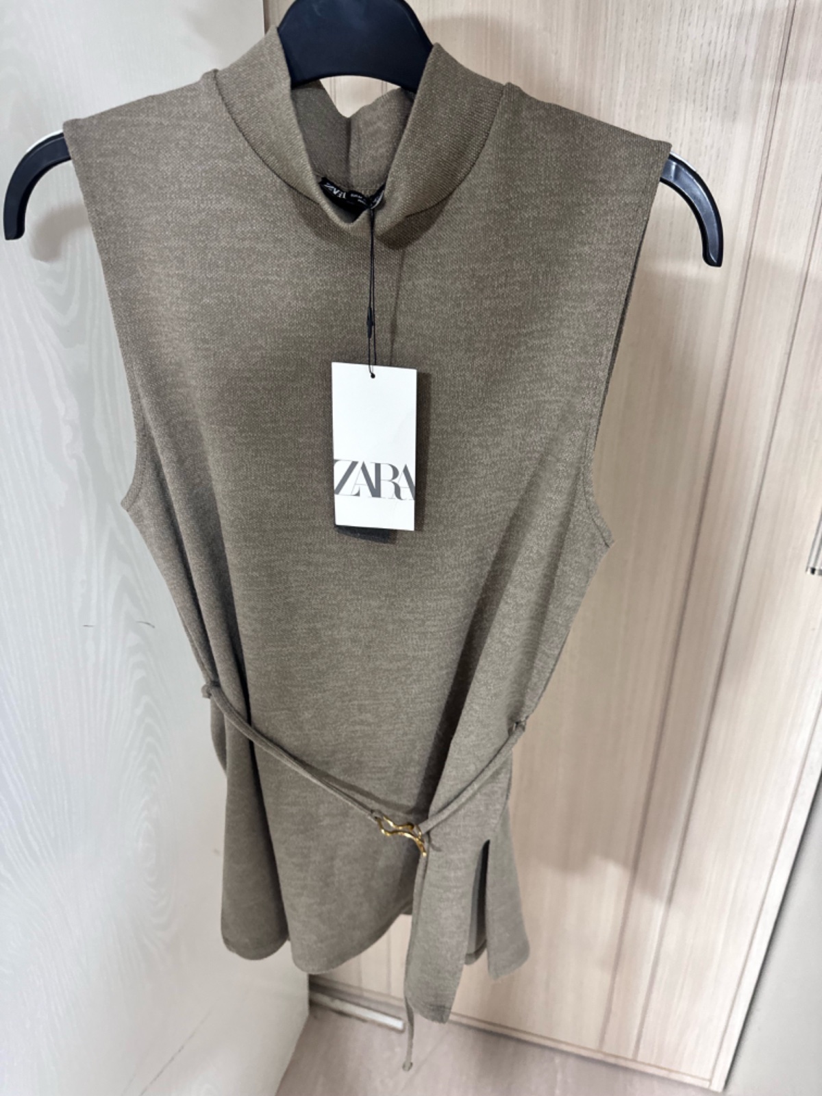 Top Zara sans manches gris – élégant et moderne