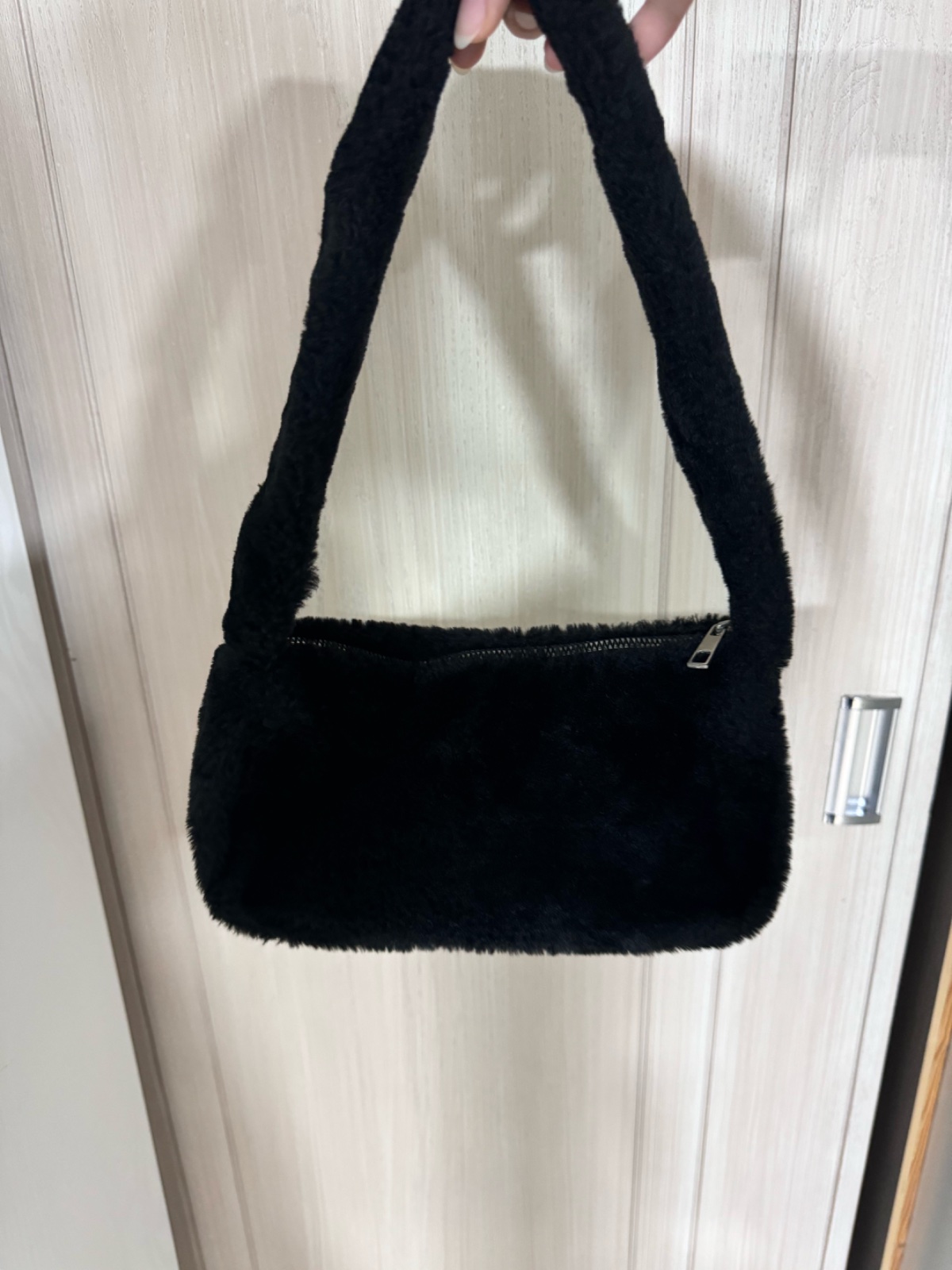 Mini sac noir effet fourrure – chic et tendance