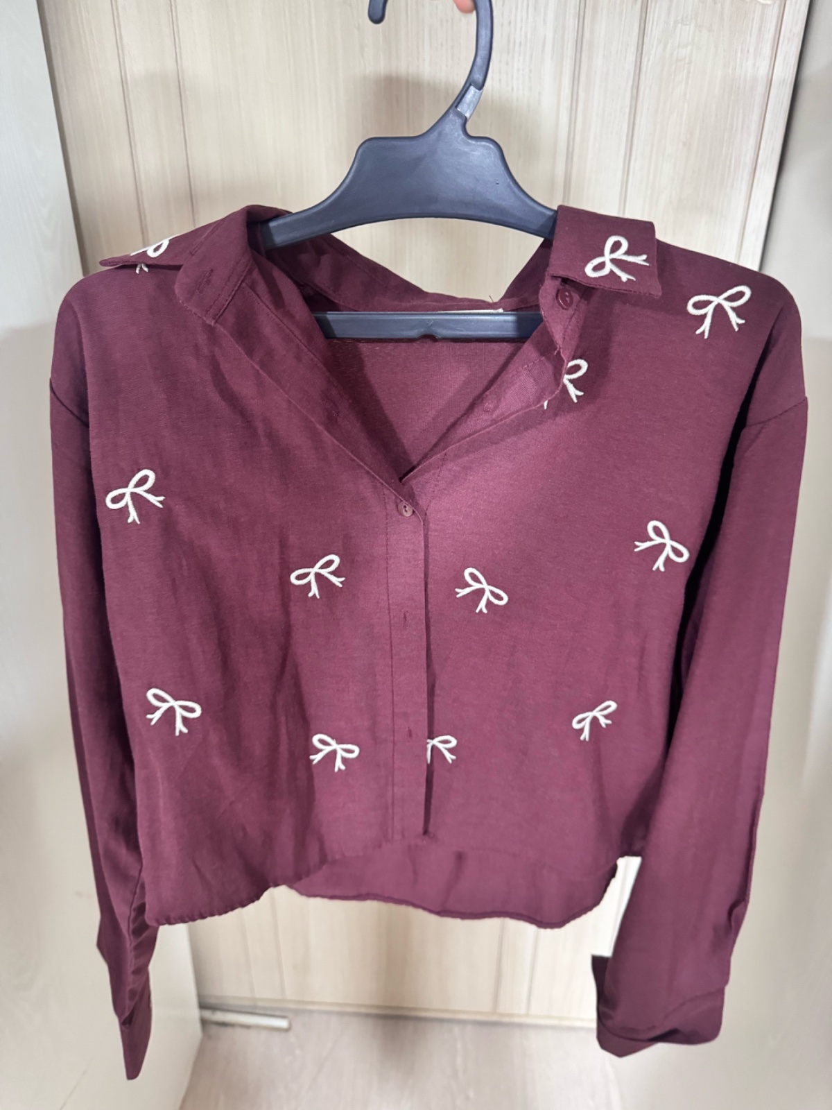 Chemise courte bordeaux à motifs nœuds