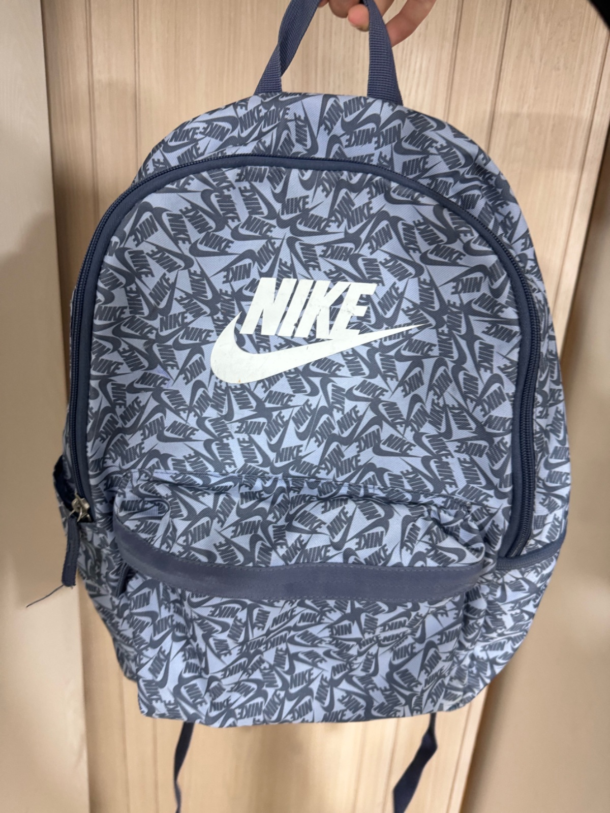 Sac à dos Nike gris à motifs logo all-over