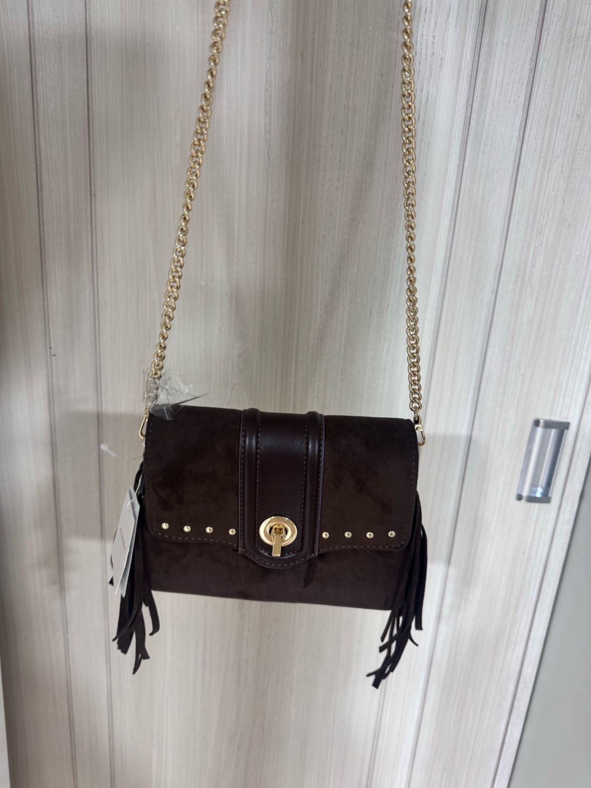 Sac bandoulière marron avec chaîne dorée