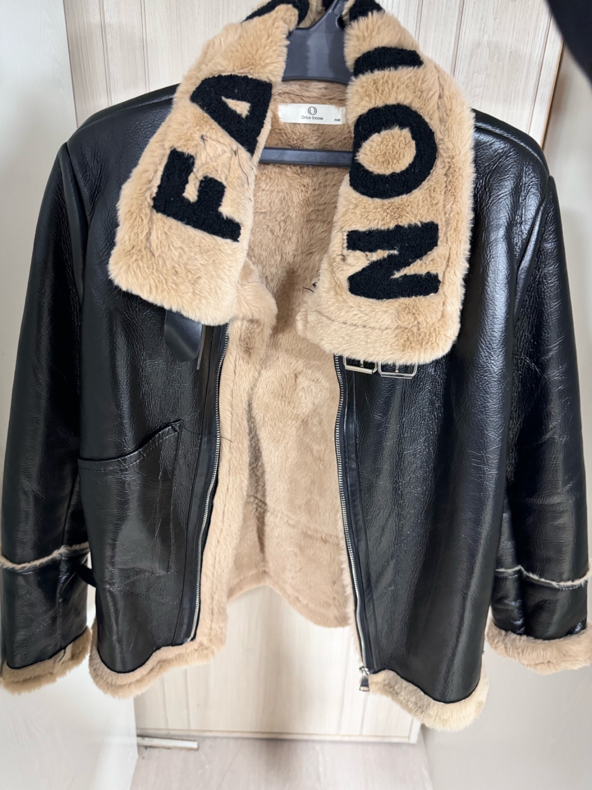 Veste style aviateur noire avec doublure en  fourrure synthetique beige